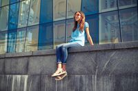 Etudiante assise devant une résidence privée Le marché des résidences privées en France