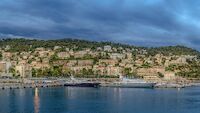 Nice, Côte d’Azur, Méditerranée, bord de mer, sud de la France collines résidentielles et le port de Nice