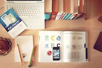 livre, carnet, crayon, stylos, ordinateur, bureau, téléphone, feuilles, gommes, cours, iphone, magasine cours, apprentissage, écriture, révisions, école, partiels, bibliothèque, formation, fac, enseignement, apprendre, ordinateur, leçons
