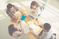 étudiants qui travaillent La plateforme de cours particuliers pour étudiants