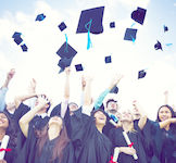 Remise de diplôme pour les étudiants étudiants chapeau diplôme