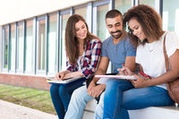 Jeunes devant une résidence étudiante Qu'est-ce qu'une résidence étudiante