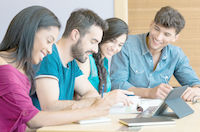 Etudiants travaillant ensemble Etudiants qui s'entraident