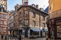Les fameuses maisons médiévales de Rouen maison médiévale, héritage médiéval, maisons à pans de bois