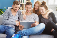 Groupe d'amis colocataires Vivre entre amis